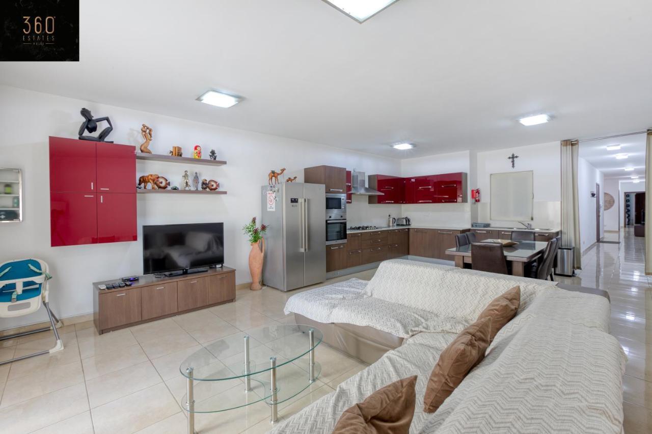 Charming Home Meters From The Seafront With Terrace By 360 Estates セント・ポールズ・ベイ エクステリア 写真