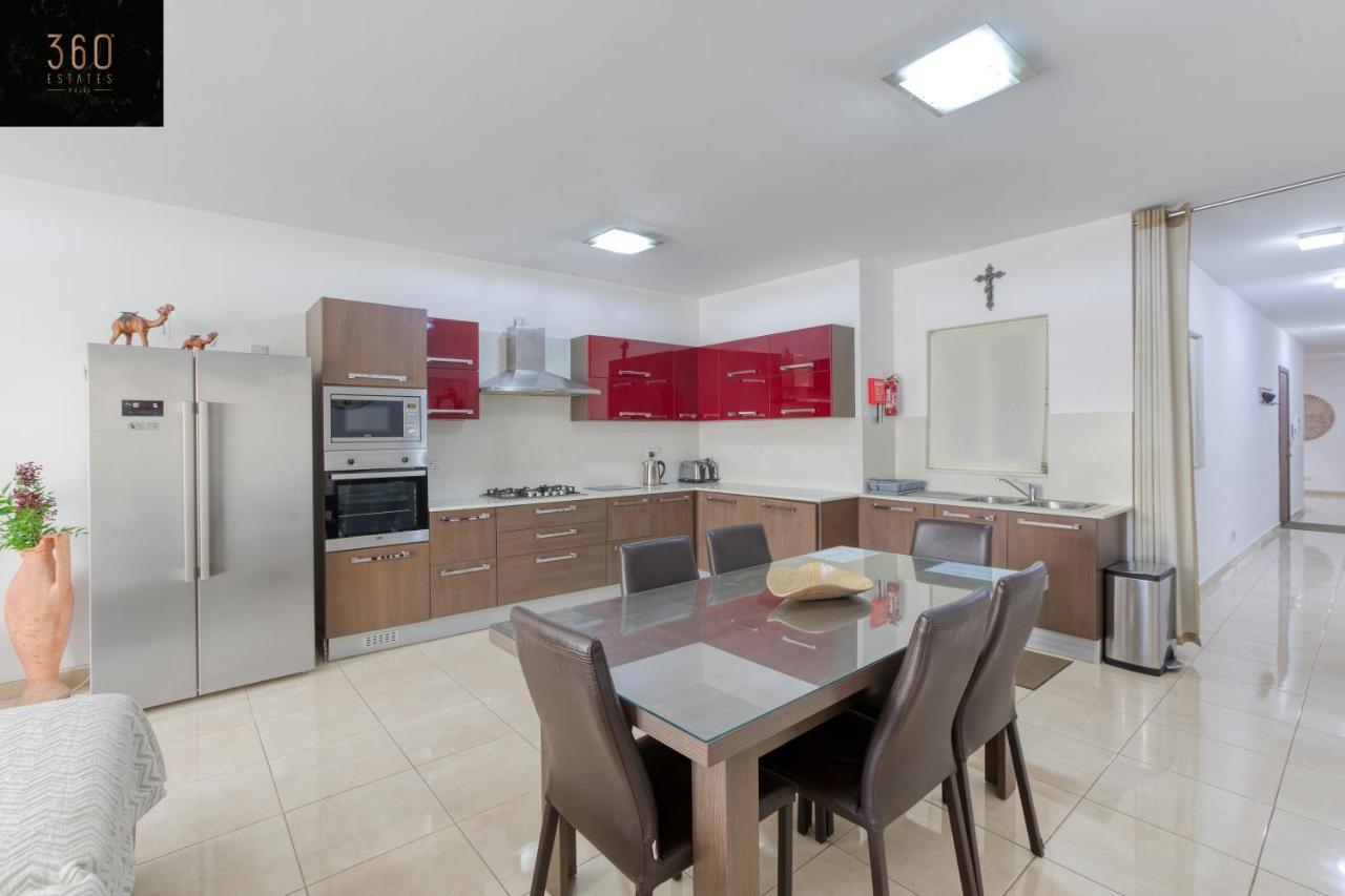 Charming Home Meters From The Seafront With Terrace By 360 Estates セント・ポールズ・ベイ エクステリア 写真